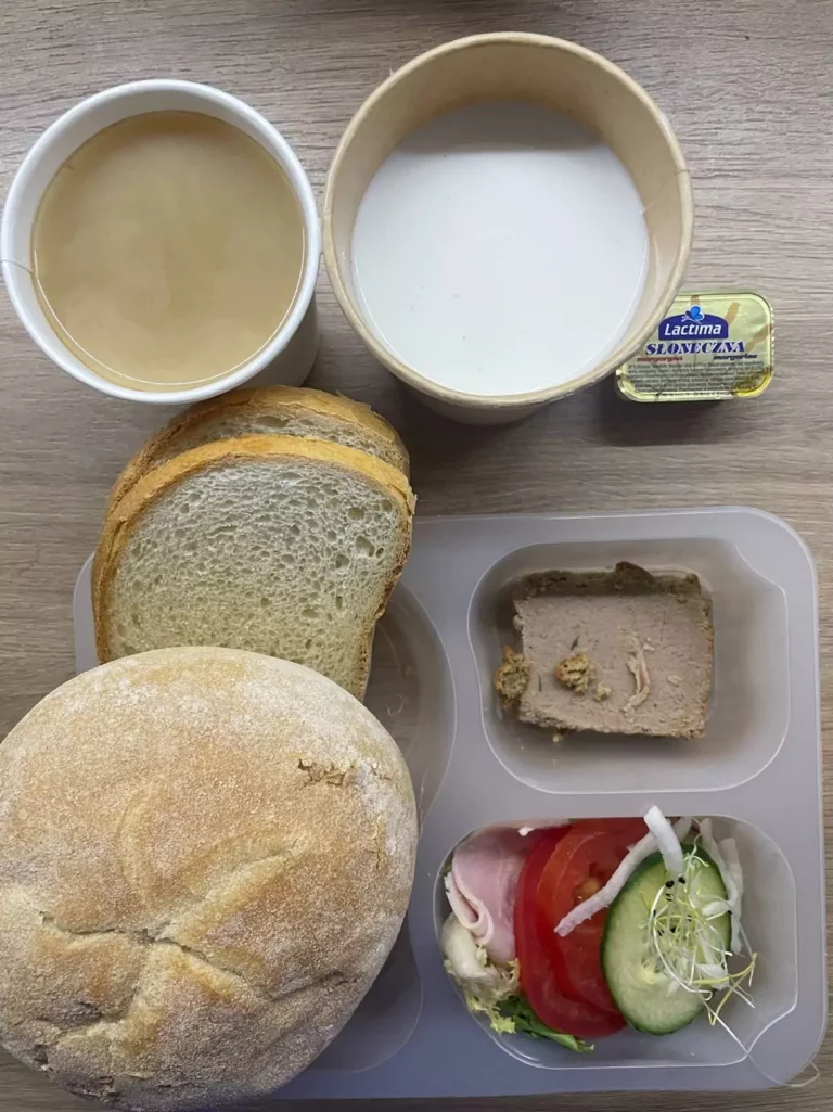 Śniadanie: dieta podstawowa (Chorzów, Sosnowiec) 
Zupa mleczna z płatkami gryczanymi – chleb śląski – kajzerka – margaryna – pasztet z kurczaka pieczony – szynka biała – pomidor – ogórek – rzodkiewka - sałata
A: GLU, JAJ, SOJ, MLE, SEL, GOR 
