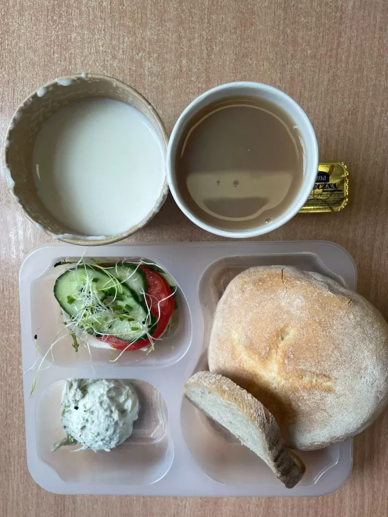 Śniadanie: dieta podstawowa (Chorzów, Sosnowiec) 
Zupa mleczna z płatkami owsianymi – kawa zbożowa na mleku – chleb śląski – kajzerki – margaryna – pasta serowa ze szczypiorkiem – szynkowa dębowa – pomidor – sałata - ogórek
A: GLU, MLE

