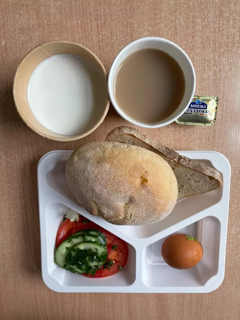 Śniadanie: dieta podstawowa (Chorzów, Sosnowiec) 
Zupa mleczna z brązowym ryżem – kawa zbożowa – chleb śląski – kajzerka – łopatka konserwowa – ogórek – sałata – pomidor - szczypiorek
A: GLU, JAJ, SOJ, MLE, SEL, GOR 
