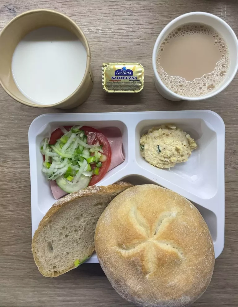 Śniadanie: dieta podstawowa (Chorzów, Sosnowiec)
Zupa mleczna z kaszą orkiszową – kawa zbożowa – chleb śląski - kajzerka – margaryna – pasta jajeczna z koperkiem – szynka rzeźnika – pomidor – sałata – ogórek - szczypiorek
A: GLU, JAJ, SOJ, MLE, SEL, GOR
Śniadanie: dieta podstawowa (Chorzów, Sosnowiec)
Zupa mleczna z kaszą orkiszową – kawa zbożowa – chleb śląski - kajzerka – margaryna – pasta jajeczna z koperkiem – szynka rzeźnika – pomidor – sałata – ogórek - szczypiorek
A: GLU, JAJ, SOJ, MLE, SEL, GOR
