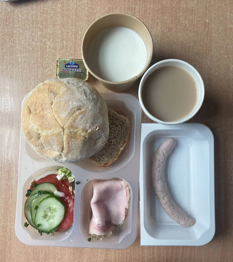 Śniadanie: dieta podstawowa (Chorzów, Sosnowiec) 
Zupa mleczna z płatkami owsianymi – kawa zbożowa - chleb śląski – kajzerka – margaryna – parówki z szynki – szynka biała – ogórek – sałata - pomidor
A: GLU, SOJ, MLE, SEL, GOR
