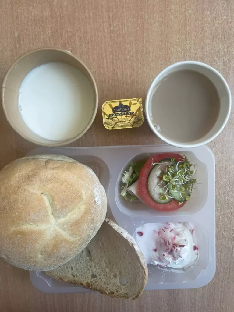Śniadanie: dieta podstawowa (Chorzów, Sosnowiec) 
Zupa mleczna z brązowym ryżem – kawa zbożowa – chleb śląski – kajzerka – margaryna – pasta z twarogu z rzodkiewką – łopatka konserwowa – pomidor – kiełki - ogórek
A: GLU, SOJ, MLE, SEL, GOR 
