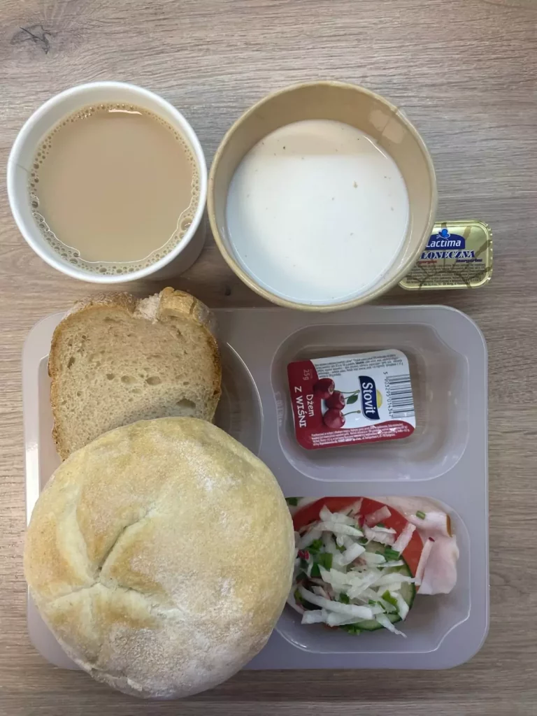Śniadanie: dieta podstawowa (Chorzów, Sosnowiec) 
Zupa mleczna z płatkami gryczanymi – kawa zbożowa – chleb śląski – kajzerka – margaryna – dżem owocowy – szynka rzeźnika – pomidor – sałata – ogórek - rzodkiewka
A: GLU, SOJ, MLE, SEL
