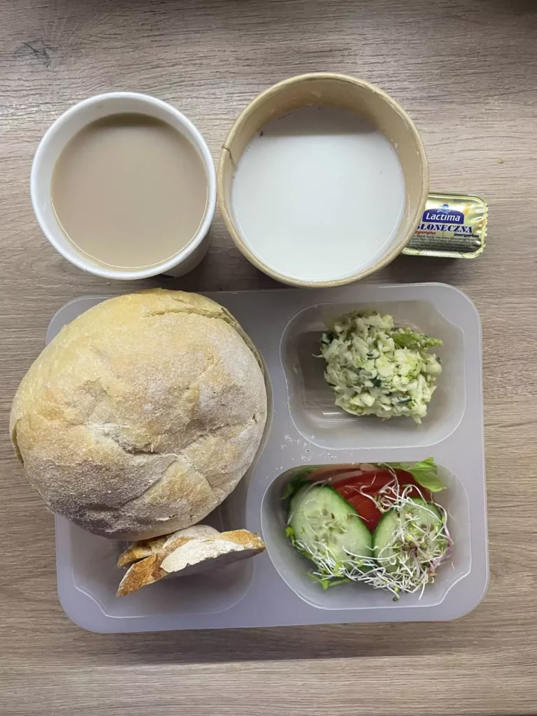 Śniadanie: dieta podstawowa (Chorzów, Sosnowiec)
Zupa mleczna z kaszą manną – kawa zbożowa – chleb śląski – margaryna – pasta serowa ze szczypiorkiem – polędwica sopocka – sałata – ogórek – pomidor - kiełki
A: GLU, SOJ, MLE, SEL
Śniadanie: dieta podstawowa (Chorzów, Sosnowiec)
Zupa mleczna z kaszą manną – kawa zbożowa – chleb śląski – margaryna – pasta serowa ze szczypiorkiem – polędwica sopocka – sałata – ogórek – pomidor - kiełki
A: GLU, SOJ, MLE, SEL
