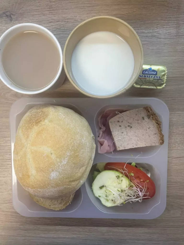 Śniadanie: dieta podstawowa (Chorzów, Sosnowiec) 
Zupa mleczna z kaszą orkiszową – kawa zbożowa – chleb śląski – kajzerka – margaryna – pasztet z kurczaka pieczony – szynka biała – ogórek – kiełki - pomidor
A: GLU, JAJ, SOJ, MLE, SEL, GOR  
