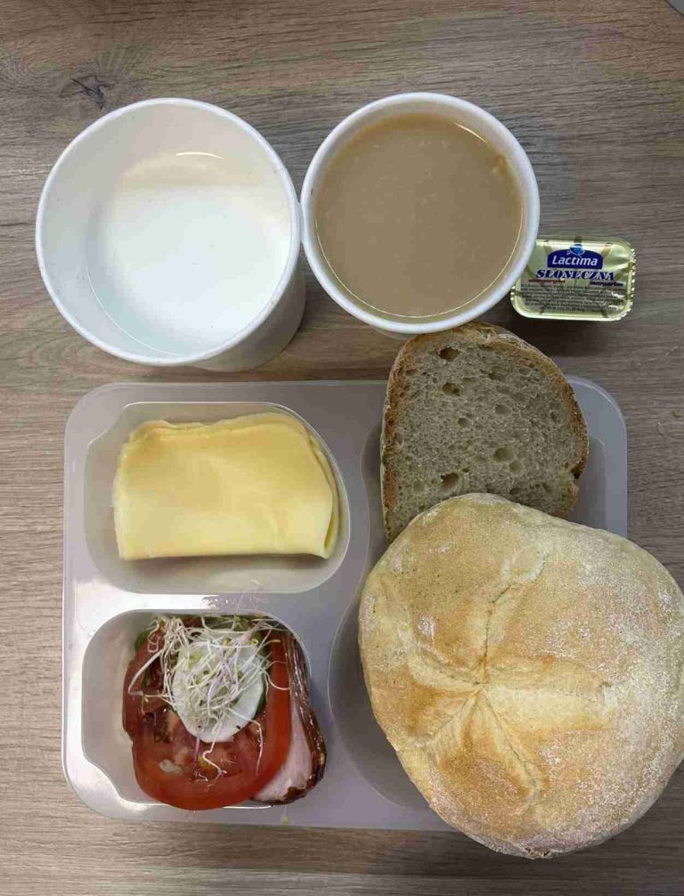 Śniadanie (Sosnowiec, Chorzów): dieta podstawowa
Zupa mleczna z kaszą orkiszową – kawa zbożowa – chleb śląski – kajzerka – margaryna – ser żółty – szynkowa z kurczakiem – ogórek – sałata – pomidor - kiełki
A: GLU, SOJ, MLE, SEL, GOR
Śniadanie (Sosnowiec, Chorzów): dieta podstawowa
Zupa mleczna z kaszą orkiszową – kawa zbożowa – chleb śląski – kajzerka – margaryna – ser żółty – szynkowa z kurczakiem – ogórek – sałata – pomidor - kiełki
A: GLU, SOJ, MLE, SEL, GOR