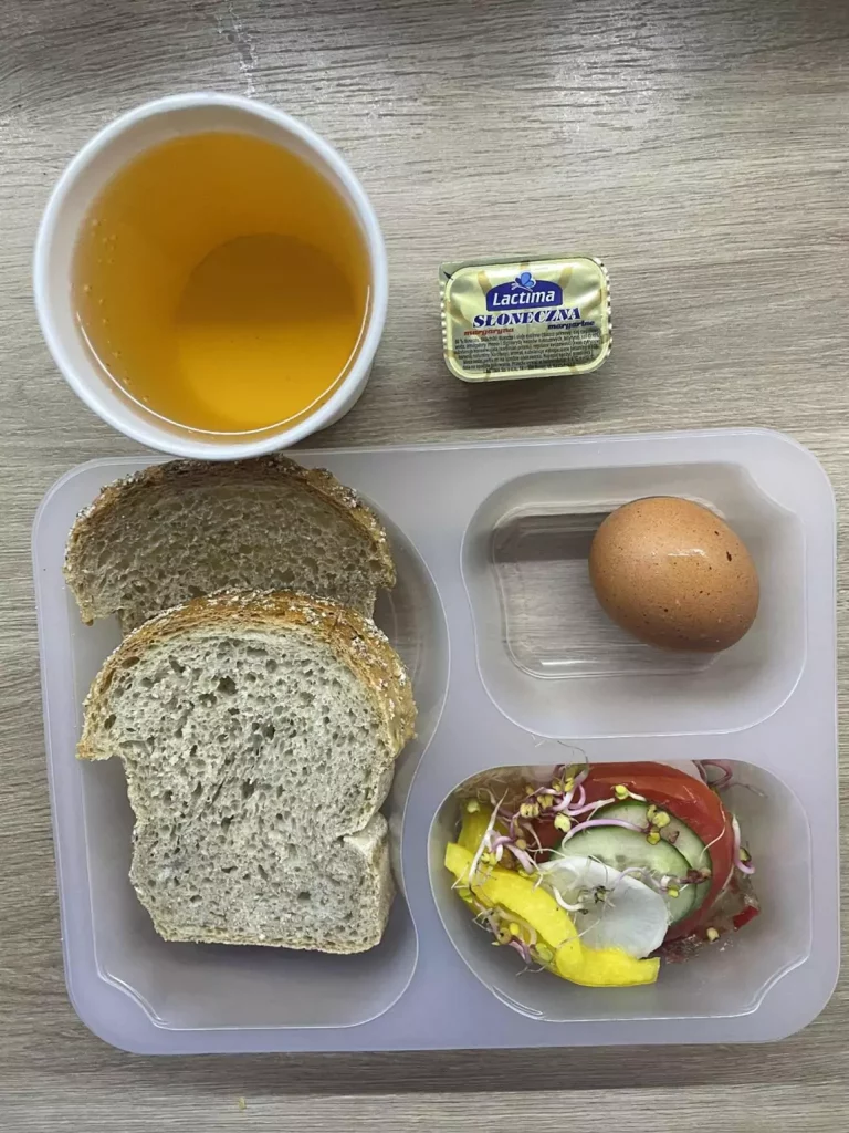 Kolacja: dieta z ograniczeniem węglowodanów łatwoprzyswajalnych (Chorzów, Sosnowiec) 
Herbata – chleb graham – margaryna – jaja gotowane – szynka biała – pomidor – papryka – ogórek - sałata
A: GLU, JAJ, SOJ, MLE, SEL, GOR 

