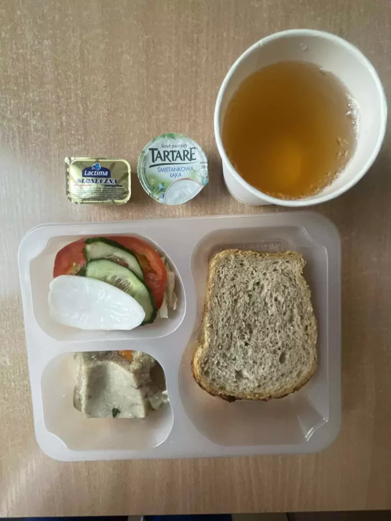 Kolacja: dieta z ograniczeniem węglowodanów łatwoprzyswajalnych (Chorzów, Sosnowiec)
Herbata – chleb graham – margaryna – dorsz z warzywami w galarecie – serek śmietankowy – pomidor – ogórek – sałata - rzodkiewka
A: GLU, MLE, SEL  
