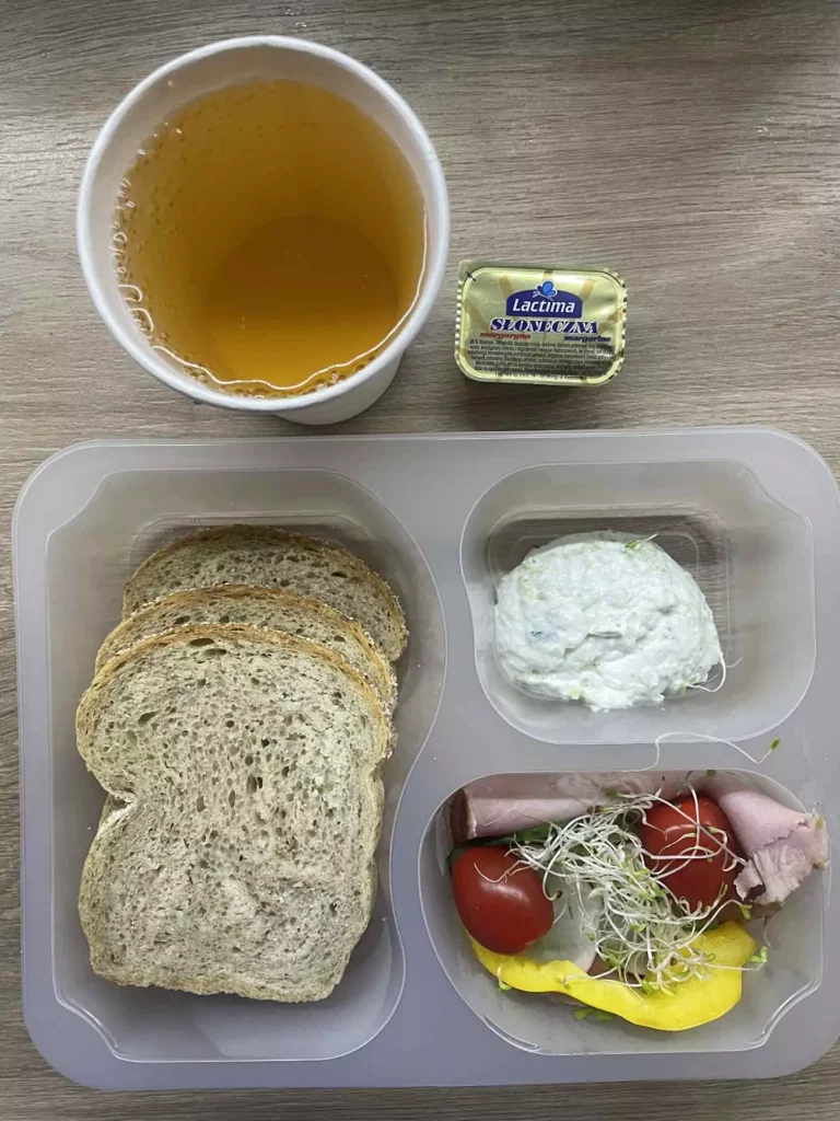 Kolacja: dieta z ograniczeniem węglowodanów łatwoprzyswajalnych (Chorzów, Sosnowiec) 
Herbata – chleb graham – margaryna – szynkowa dębowa – pasta z brokułu – pomidorki koktajlowe – papryka - kiełki
A: GLU, MLE 
