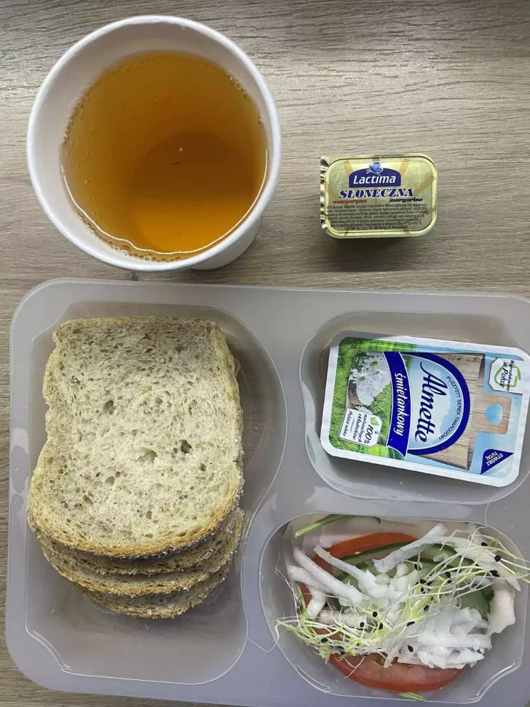 Kolacja: dieta z ograniczeniem węglowodanów łatwoprzyswajalnych (Chorzów, Sosnowiec) 
Herbata – chleb graham – margaryna – szynka rzeźnika – serek Hochland – ogórek – pomidor – kiełki – rzodkiewka 
A: GLU, SOJ, MLE, SEL  
