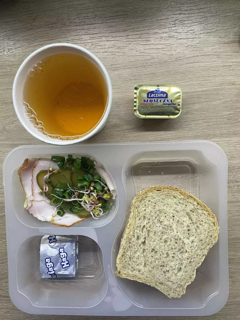 Kolacja: dieta z ograniczeniem węglowodanów łatwoprzyswajalnych (Chorzów, Sosnowiec) 
Herbata – chleb graham – margaryna – serek Kiri – pomidor – szynka konserwowa – ogórek kwaszony – kiełki – szczypiorek 
A: GLU, SOJ, MLE, SEL, GOR 
