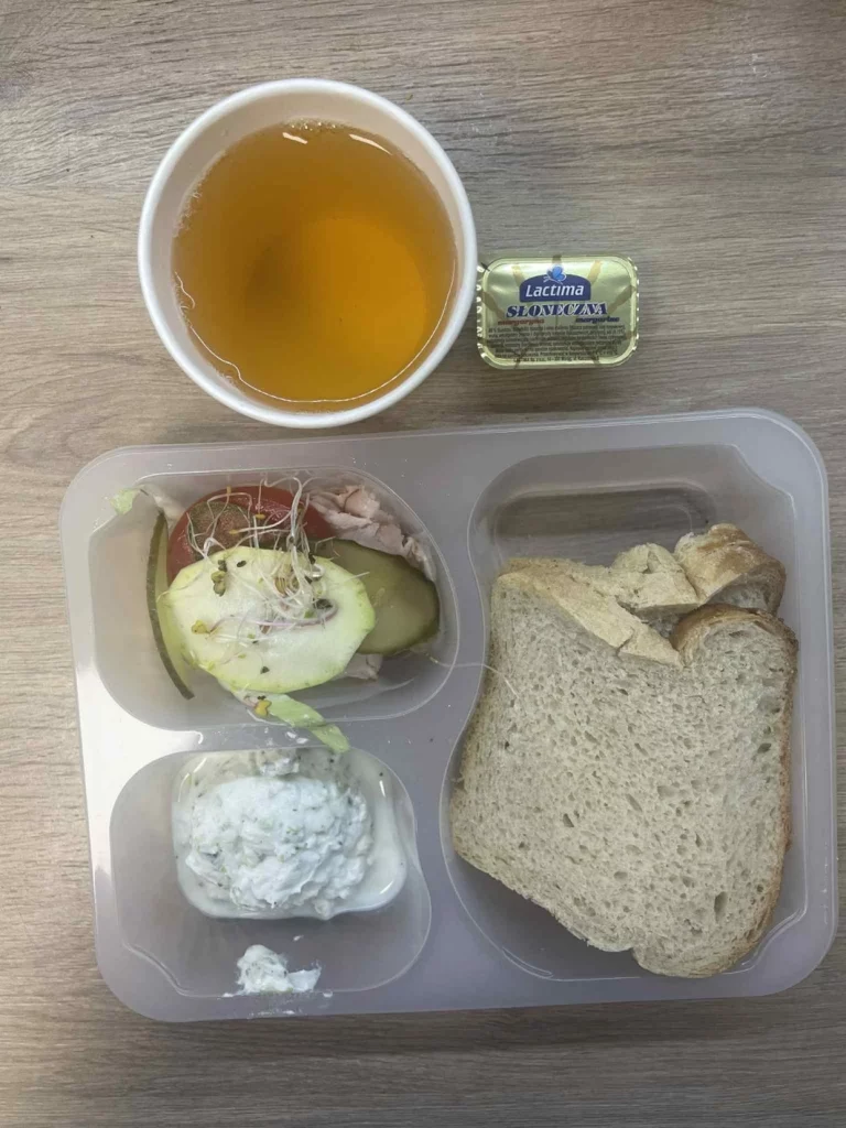 Kolacja: dieta z ograniczeniem węglowodanów łatwoprzyswajalnych (Chorzów, Sosnowiec) Herbata – chleb graham – margaryna – szynkowa dębowa – pasta z brokułu – pomidor – sałata – ogórek 
A: GLU, MLE
