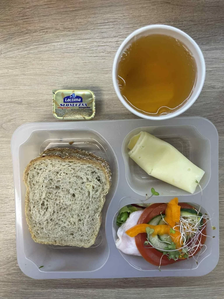 Kolacja: dieta z ograniczeniem węglowodanów łatwoprzyswajalnych (Chorzów, Sosnowiec) Herbata – chleb graham – margaryna – ser żółty – szynka konserwowa – ogórek – sałata – pomidor – papryka - kiełki
A: GLU, SOJ, MLE, SEL, GOR 
