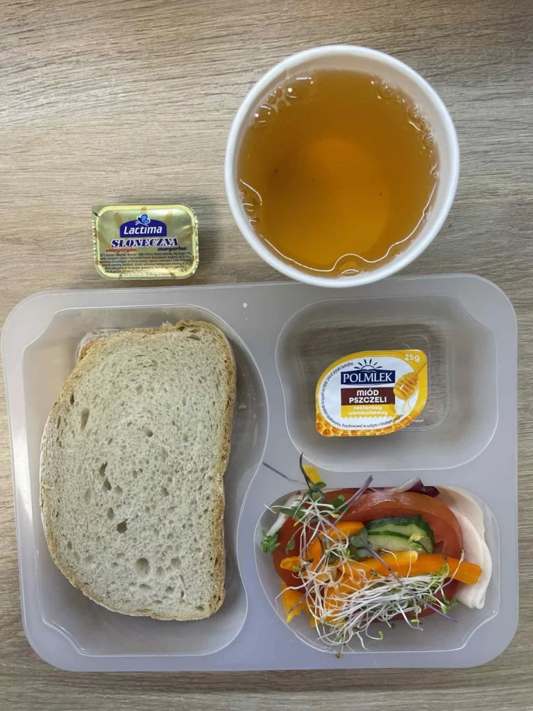 Kolacja: dieta podstawowa (Chorzów, Sosnowiec) Herbata – chleb śląski – margaryna –  miód pszczeli – szynka konserwowa – ogórek – sałata – pomidor – kiełki 
A: GLU, SOJ, MLE, SEL, GOR 
