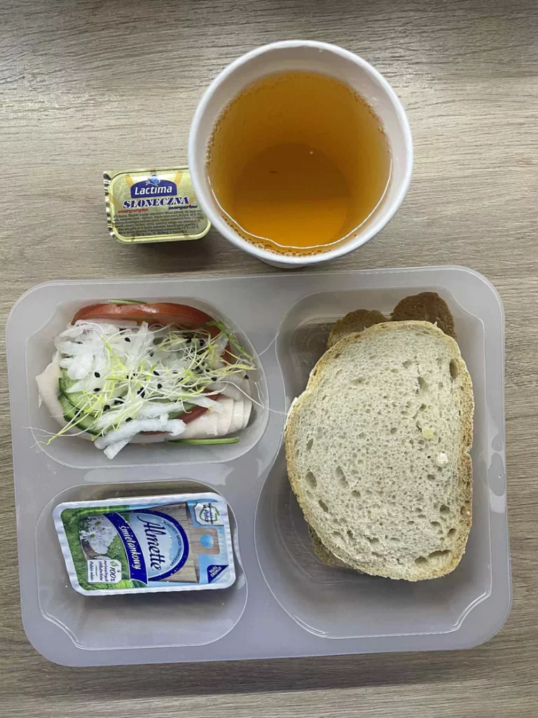 Kolacja: dieta podstawowa (Chorzów, Sosnowiec) 
Herbata – chleb śląski – margaryna – szynka rzeźnika – serek Hochland – ogórek – pomidor – kiełki – rzodkiewka 
A: GLU, SOJ, MLE, SEL  
