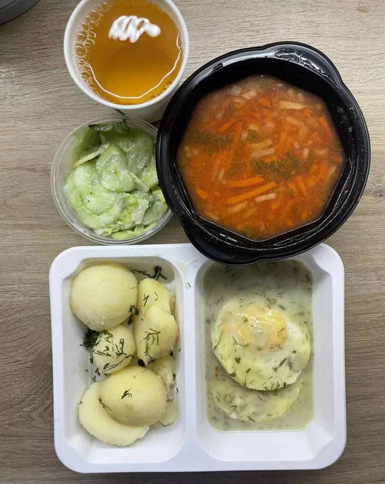 Obiad: dieta z ograniczeniem węglowodanów łatwoprzyswajalnych (Chorzów, Sosnowiec) 
Zupa pomidorowa z brązowym ryżem – jajka sadzone – mizeria – ziemniaki gotowane – kompot
A: GLU, JAJ, MLE, SEL 
