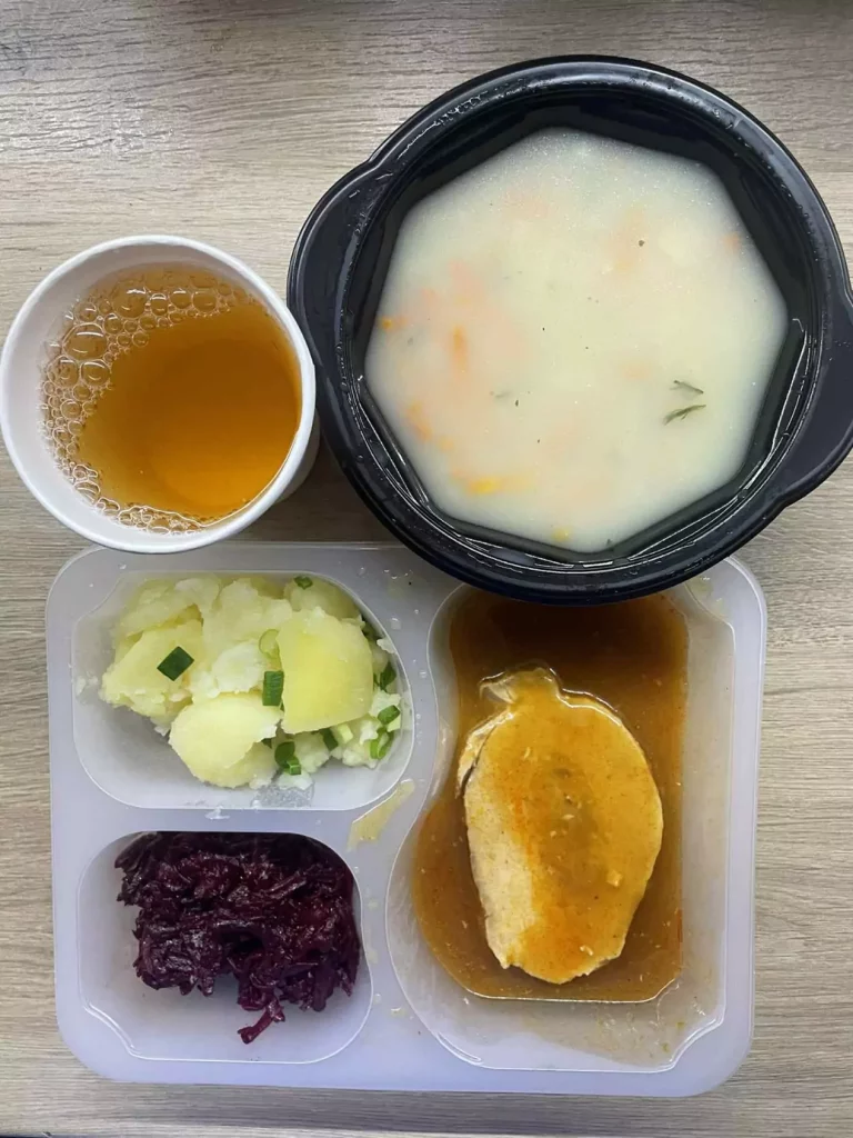 Obiad: dieta z ograniczeniem węglowodanów łatwoprzyswajalnych (Chorzów, Sosnowiec) 
Zupa koperkowa z brązowym ryżem – roladka wieprzowa duszona – surówka z buraka – ziemniaki – kompot
A: GLU, MLE, SEL 
