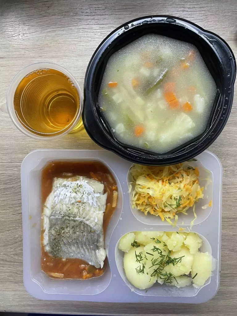 Obiad: dieta z ograniczeniem węglowodanów łatwoprzyswajalnych (Chorzów, Sosnowiec) 
Zupa jarzynowa z makaronem pełnoziarnistym – ryba pieczona – kapusta kiszona – ziemniaki gotowane – kompot
A: GLU, RYB, MLE, SEL 
