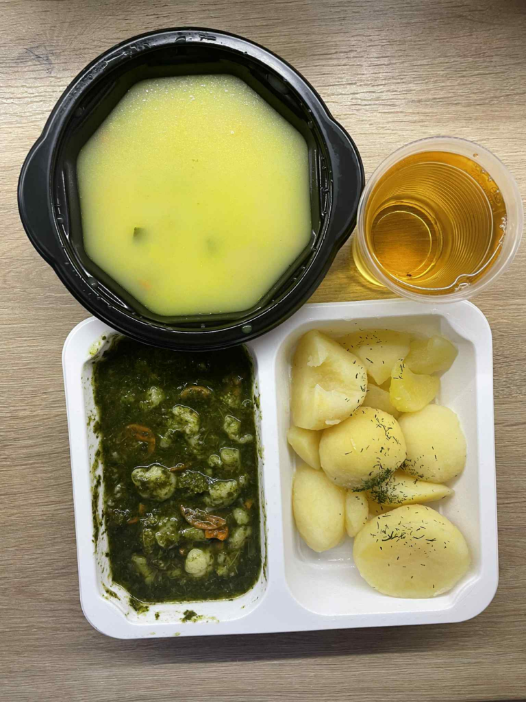 Obiad: dieta z ograniczeniem węglowodanów łatwoprzyswajalnych (Chorzów, Sosnowiec) Zupa curry z kurczakiem – szpinakowy sos z duszonymi warzywami – ziemniaki gotowane – kompot
A: GLU, MLE 
