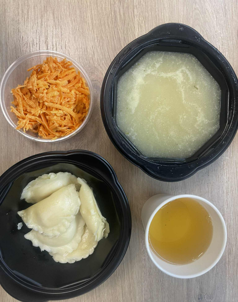 Obiad: dieta podstawowa (Chorzów, Sosnowiec) Zupa koperkowa z brązowym ryżem – pierogi z serem białym – surówka z marchewki – kompot
A: GLU, MLE, SEL 
