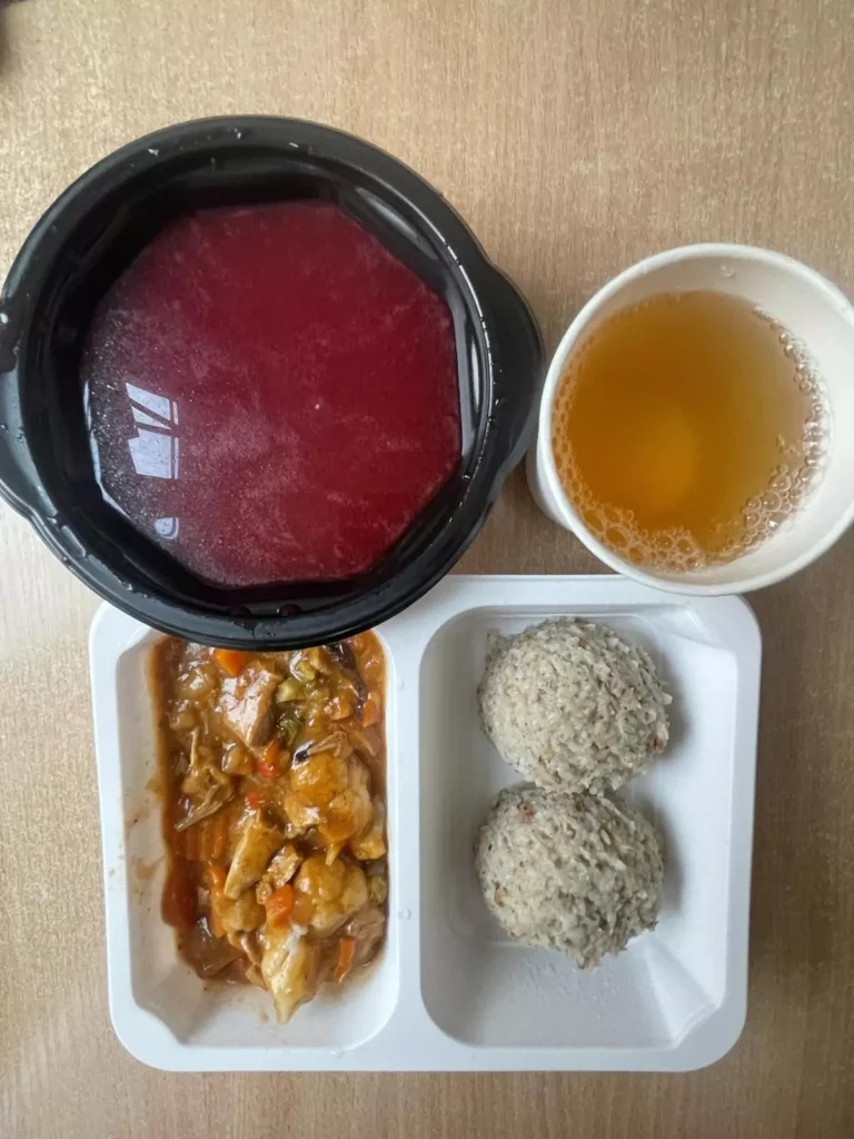 Obiad: dieta podstawowa (Chorzów, Sosnowiec) 
Barszcz czerwony z ziemniakami – gulasz z szynki wieprzowej – kasza gryczana – kompot
A: GLU, MLE, SEL 
