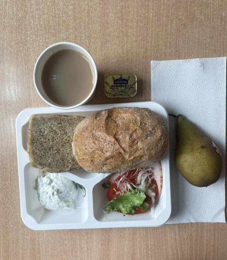 Śniadanie: dieta z ograniczeniem węglowodanów łatwoprzyswajalnych (Chorzów, Sosnowiec) Kawa zbożowa – chleb graham –  margaryna –  pasta z twarogu z ogórkiem – łopatka konserwowa – pomidor – sałata – gruszka - rzodkiewka
A: GLU, SOJ, MLE, SEL, GOR 
