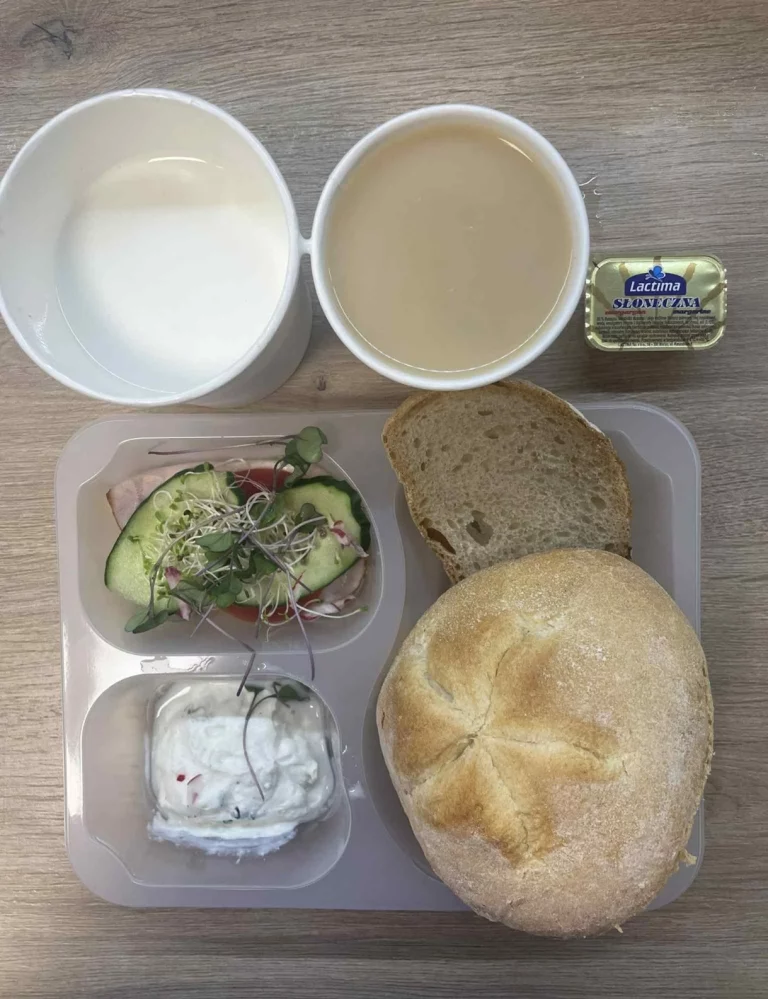 Śniadanie: dieta podstawowa (Chorzów, Sosnowiec) Zupa mleczna z kaszą manną – kawa zbożowa – chleb śląski – kajzerka – margaryna – pasta z twarogu z ogórkiem – polędwica sopocka – rzodkiewka – sałata – ogórek – pomidor 
A: GLU, SOJ, MLE, SEL 

