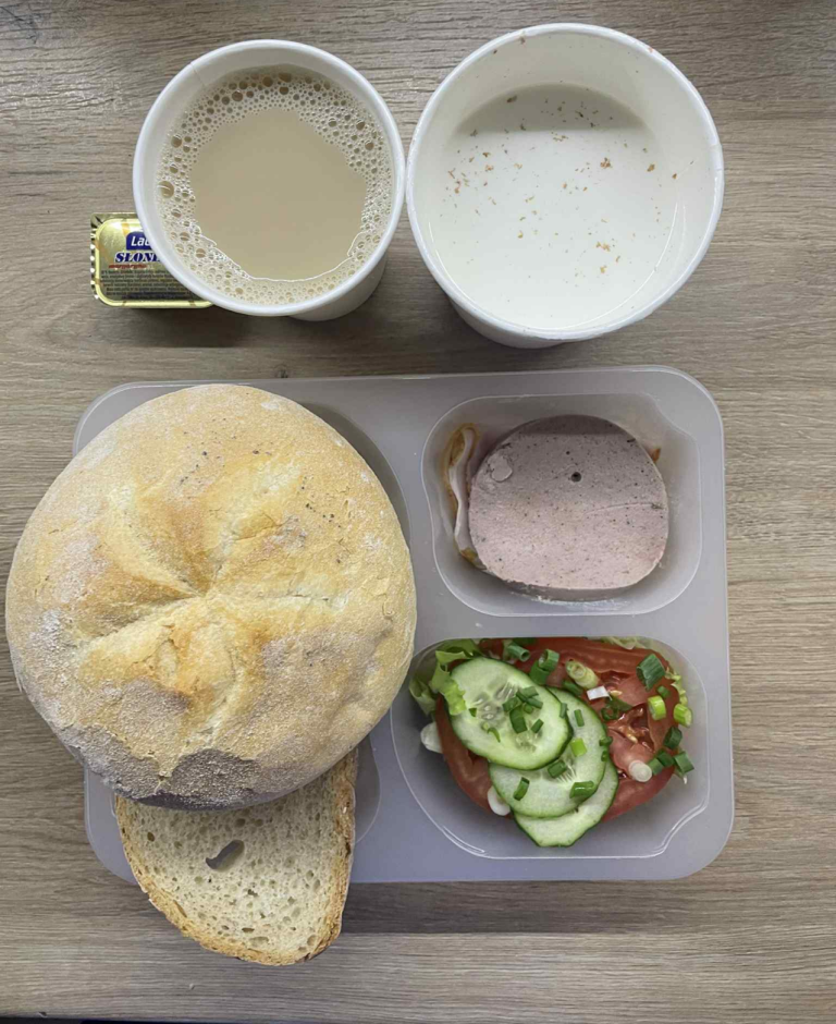 Śniadanie: dieta podstawowa (Chorzów, Sosnowiec) Zupa mleczna z płatkami gryczanymi – kawa zbożowa – chleb śląski – kajzerka – margaryna – pasztet z kurczaka – szynka biała – papryka – sałata – pomidor – ogórek - szczypiorek
A: GLU, JAJ, SOJ, MLE, SEL, GOR  
