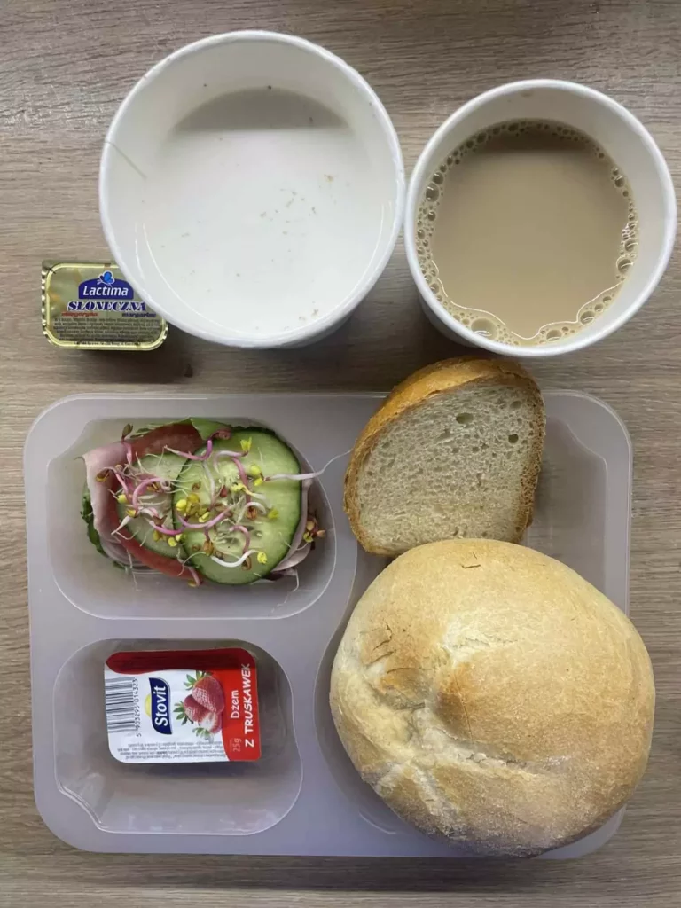 Śniadanie: dieta podstawowa (Chorzów, Sosnowiec) 
Zupa mleczna z płatkami gryczanymi – kawa zbożowa – chleb śląski – kajzerka – dżem owocowy, niskosłodzony – szynka rzeźnika – pomidor – sałata – ogórek - kiełki
A: GLU, SOJ, MLE, SEL 
