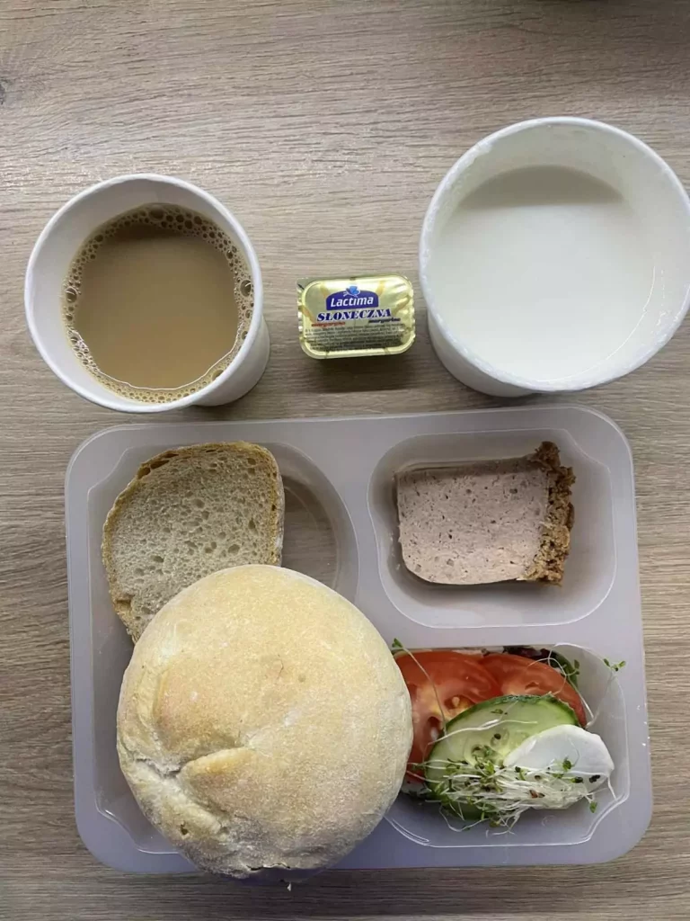 Śniadanie: dieta podstawowa (Chorzów, Sosnowiec)
Zupa mleczna z kaszą orkiszową – kawa zbożowa – chleb śląski – kajzerka – margaryna – szynka biała – pasztet z kurczaka – kiełki – ogórek – pomidor - sałata
A: GLU, JAJ, SOJ, MLE, SEL, GOR
Śniadanie: dieta podstawowa (Chorzów, Sosnowiec)
Zupa mleczna z kaszą orkiszową – kawa zbożowa – chleb śląski – kajzerka – margaryna – szynka biała – pasztet z kurczaka – kiełki – ogórek – pomidor - sałata
A: GLU, JAJ, SOJ, MLE, SEL, GOR