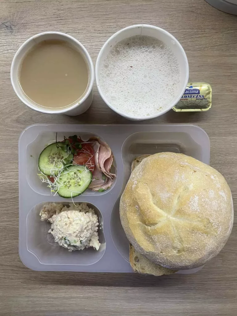 Śniadanie: dieta podstawowa (Chorzów, Sosnowiec) 
Zupa mleczna z płatkami gryczanymi – kawa zbożowa – chleb śląski – kajzerka – margaryna – pasta jajeczna z koperkiem – polędwica sopocka – sałata – pomidor – ogórek - kiełki
A: GLU, JAJ, SOJ, MLE, SEL 
