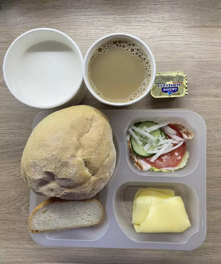 Śniadanie: dieta podstawowa (Chorzów, Sosnowiec) 
Zupa mleczna z kaszą orkiszową – kawa zbożowa – chleb śląski – kajzerka – margaryna – ser żółty – szynkowa z kurczakiem – ogórek – sałata – pomidor - rzodkiewka
A: GLU, SOJ, MLE, GOR 
