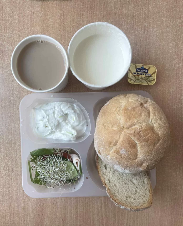 Śniadanie: dieta podstawowa (Chorzów, Sosnowiec)
Zupa mleczna z brązowym ryżem – kawa zbożowa – chleb śląski – kajzerka – margaryna – pasta z twarogu z ogórkiem – łopatka konserwowa – pomidor – sałata – ogórek - kiełki
A: GLU, SOJ, MLE, SEL, GOR 
