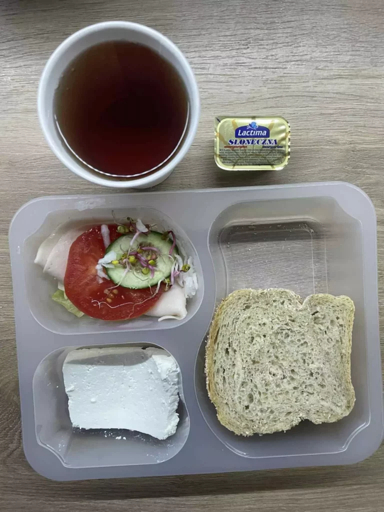 Kolacja: dieta z ograniczeniem węglowodanów łatwoprzyswajalnych (Chorzów, Sosnowiec) 
Herbata – chleb graham – margaryna –  twaróg krajanka – łopatka konserwowa – ogórek – pomidor – kiełki – sałata 
A: GLU, SOJ, MLE, SEL, GOR 

