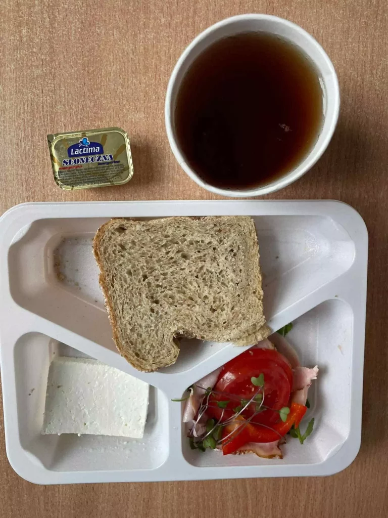 Kolacja: dieta z ograniczeniem łatwoprzyswajalnych węglowodanów (Chorzów, Sosnowiec) 
Herbata – chleb graham – margaryna –  serek śmietankowy – polędwica sopocka – pomidor – papryka – sałata - kiełki
A: GL, SOJ, MLE, SEL 
