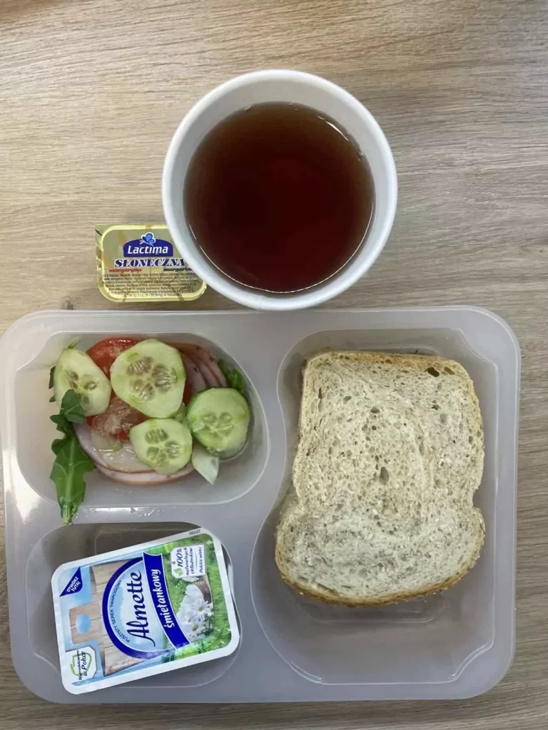Kolacja: dieta z ograniczeniem węglowodanów łatwoprzyswajalnych (Chorzów, Sosnowiec) 
Herbata – chleb graham – margaryna –  szynkowa dębowa – serek Hochland – pomidor – ogórek – sałata 
A: GLU, MLE 
