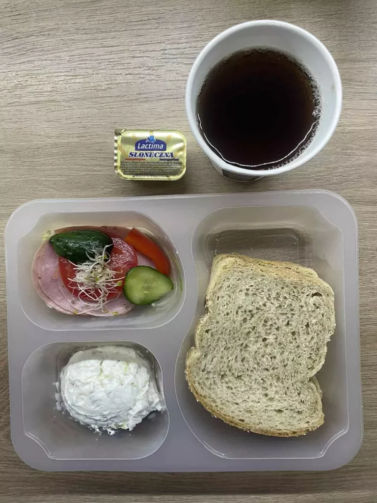 Kolacja: dieta z ograniczeniem węglowodanów łatwoprzyswajalnych (Chorzów, Sosnowiec) 
Herbata – chleb graham – margaryna –  szynka rzeźnika – pasta z brokuła – ogórek – pomidor – kiełki 
A: GLU, SOJ, MLE, SEL 
