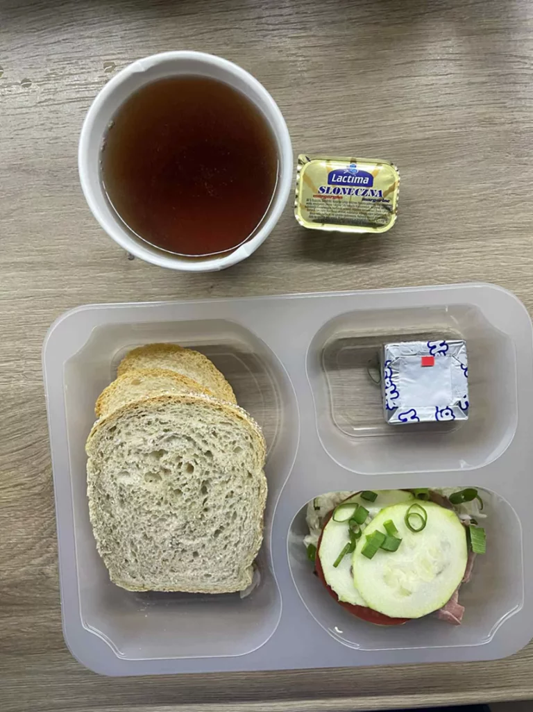 Kolacja: dieta z ograniczeniem węglowodanów łatwoprzyswajalnych (Chorzów, Sosnowiec) 
Herbata – chleb graham – margaryna –  serek Kiri – szynka konserwowa – pomidor – ogórek – szczypiorek – sałata 
A: GLU, SOJ, MLE, SEL, GOR 
