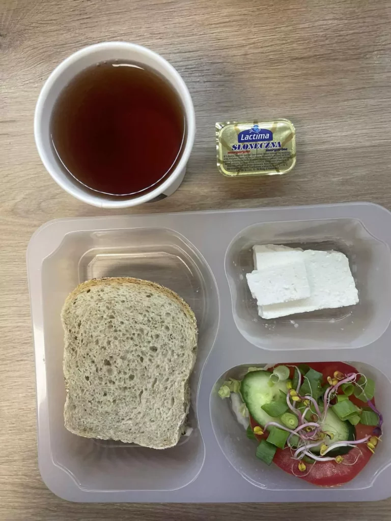 Kolacja: dieta z ograniczeniem węglowodanów łatwoprzyswajalnych (Chorzów, Sosnowiec) 
Herbata – chleb graham –  margaryna – twaróg krajanka – łopatka konserwowa – ogórek – pomidor – kiełki - szczypiorek
A: GLU, SOJ, MLE, SEL, GOR 
