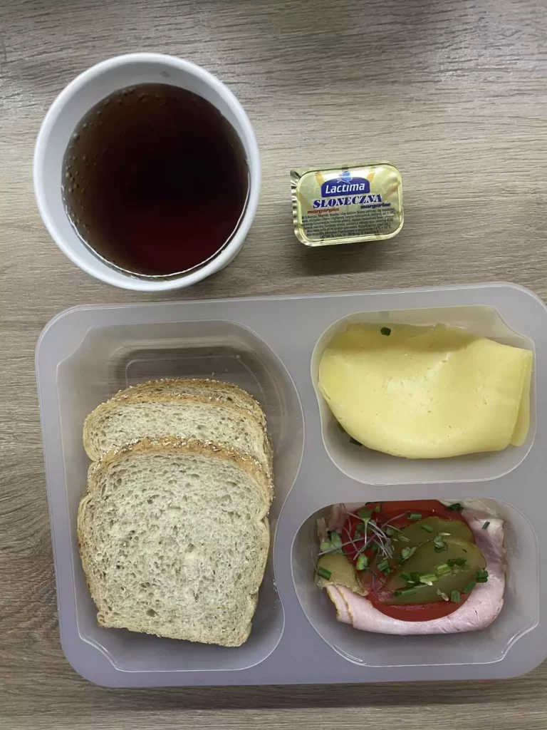 Kolacja: dieta z ograniczeniem węglowodanów łatwoprzyswajalnych (Chorzów, Sosnowiec) 
Herbata – chleb graham – margaryna –  ser edamski – szynka konserwowa – ogórek kiszony – sałata – pomidor – kiełki - szczypiorek
A: GLU, SOJ, MLE, SEL, GOR 
