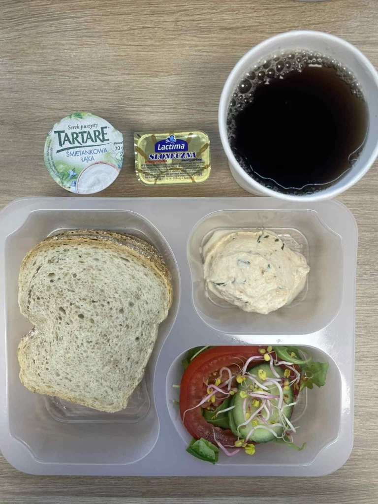 Kolacja: dieta z ograniczeniem węglowodanów łatwoprzyswajalnych (Chorzów, Sosnowiec) Herbata – chleb graham –  margaryna – pasta z czerwonej fasoli – serek śmietankowa łąka – pomidor – ogórek – sałata - kiełki
A: GLU, MLE 
