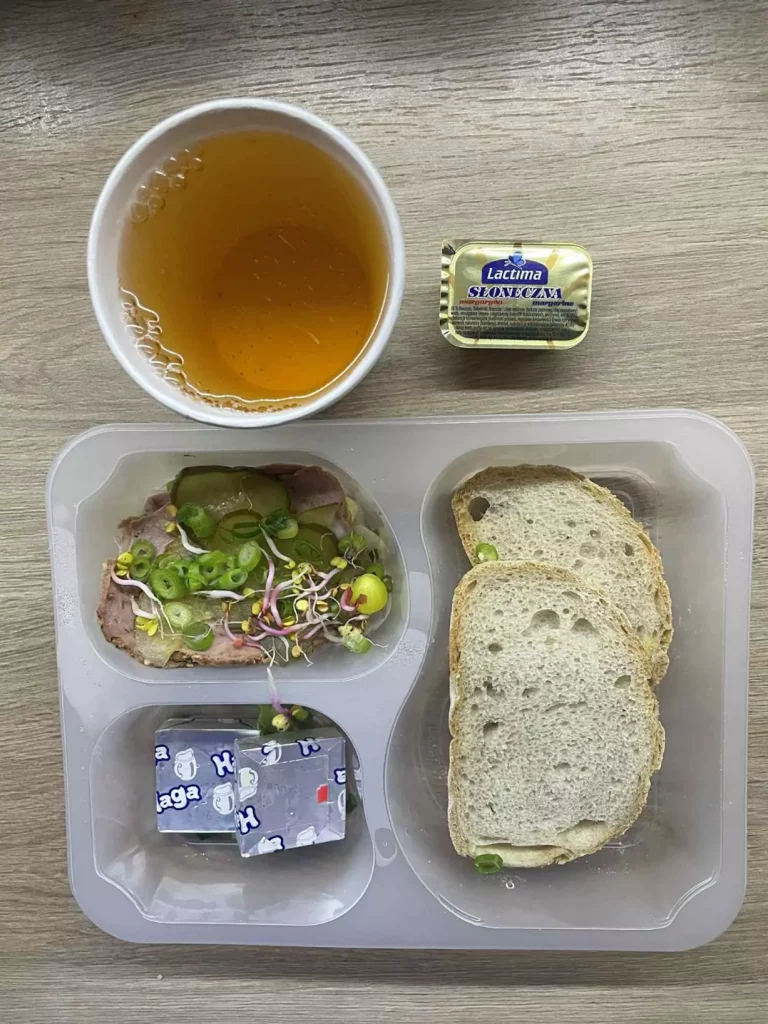 Kolacja: dieta podstawowa (Chorzów, Sosnowiec) 
Herbata - Chleb śląski – margaryna – serek Kiri – szynka biała – ogórek kiszony – sałata - szczypiorek – kiełki 
A: GLU, SOJ, MLE, SEL, GOR 
