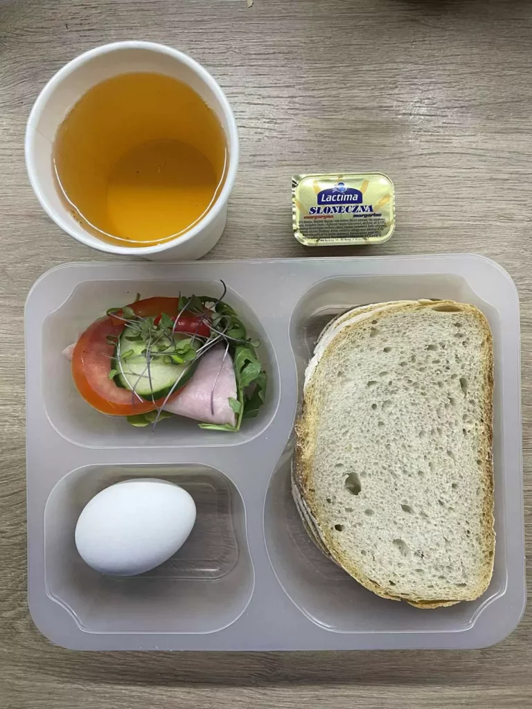 Kolacja: dieta podstawowa (Chorzów, Sosnowiec) 
Herbata – chleb śląski – margaryna –   jaja gotowane – szynka biała – pomidor
A: GLU, JAJ, SOJ, MLE, SEL, GOR 
