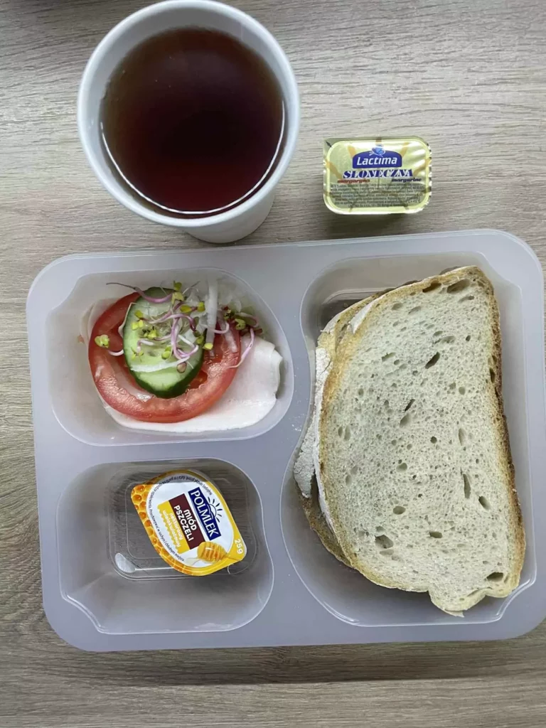 Kolacja: dieta podstawowa (Chorzów, Sosnowiec) 
Herbata – chleb śląski – margaryna –   miód pszczeli – łopatka konserwowa – ogórek -  pomidor – kiełki – sałata 
A: GLU, SOJ, MLE, SEL, GOR 
