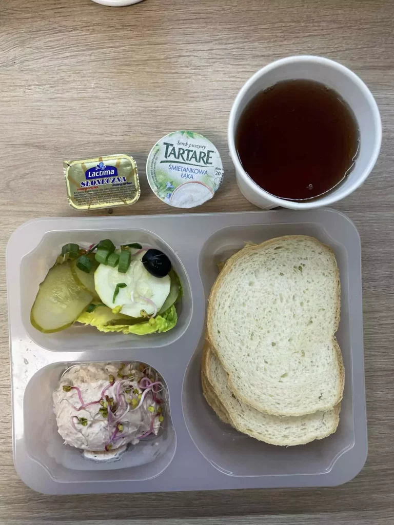 Kolacja: dieta podstawowa (Chorzów, Sosnowiec) 
Herbata – chleb śląski – margaryna –  pasta z czerwonej fasolki – serek śmietankowa łąka – ogórek – kiełki – sałata - rzodkiewka
A: GLU, MLE 
