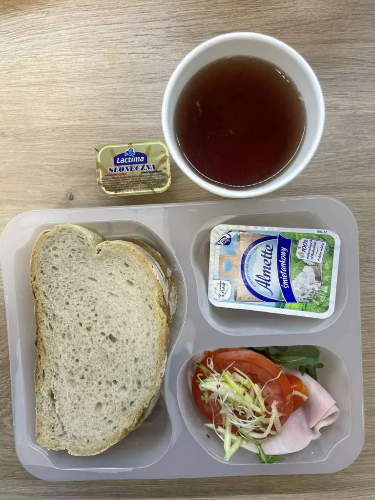 Kolacja: dieta podstawowa (Chorzów, Sosnowiec) 
Herbata – chleb śląski – margaryna – szynkowa dębowa – serek Hochland – pomidor – sałata – ogórek 
A: GLU, MLE  
