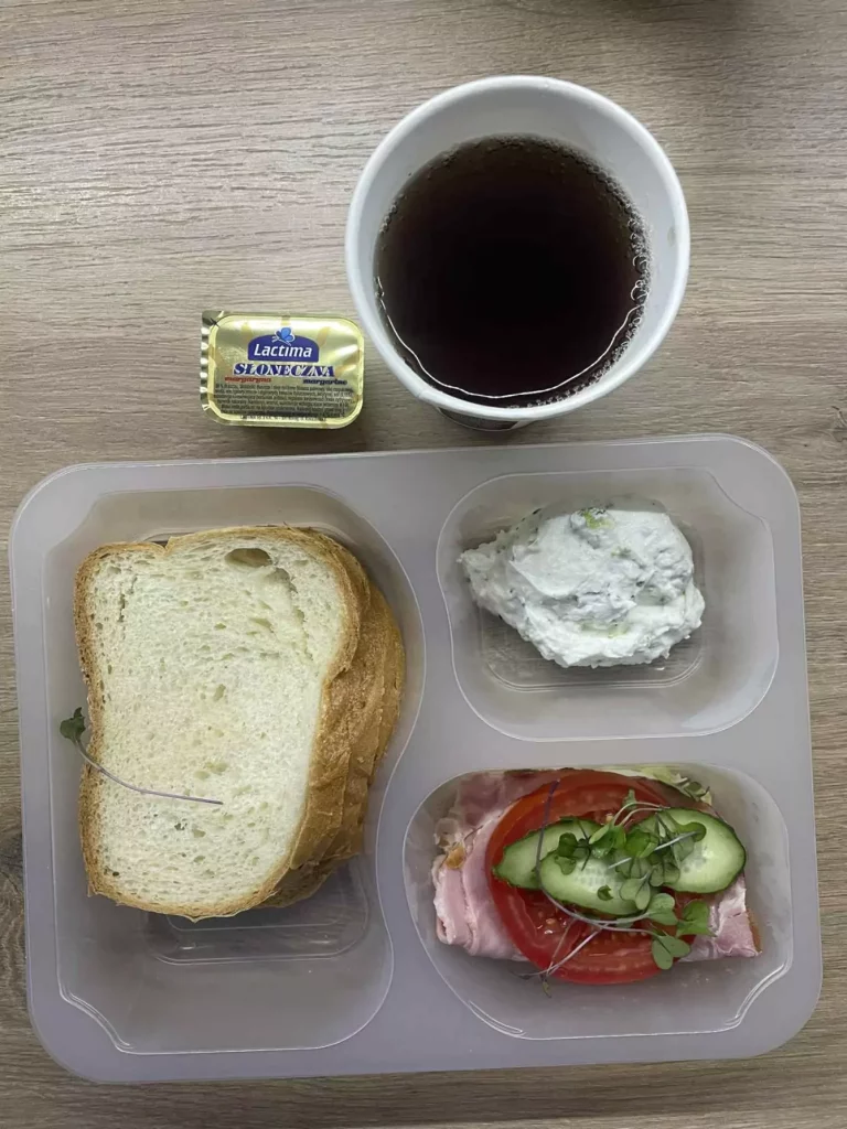 Kolacja: dieta podstawowa (Chorzów, Sosnowiec)
Herbata – chleb śląski – margaryna – pasta z brokułu – szynka – ogórek – pomidor – kiełki
A: GLU, SOJ, MLE, SEL
Kolacja: dieta podstawowa (Chorzów, Sosnowiec)
Herbata – chleb śląski – margaryna – pasta z brokułu – szynka – ogórek – pomidor – kiełki
A: GLU, SOJ, MLE, SEL