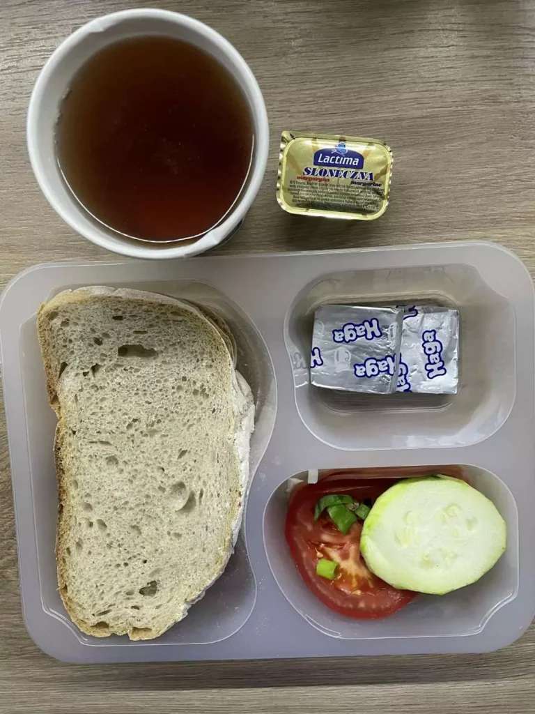 Kolacja: dieta podstawowa (Chorzów, Sosnowiec) 
Herbata – chleb śląski – margaryna – serek Kiri – szynka konserwowa wieprzowa – pomidor – ogórek – sałata – szczypiorek 
A: GLU, SOJ, MLE, SEL, GOR  
