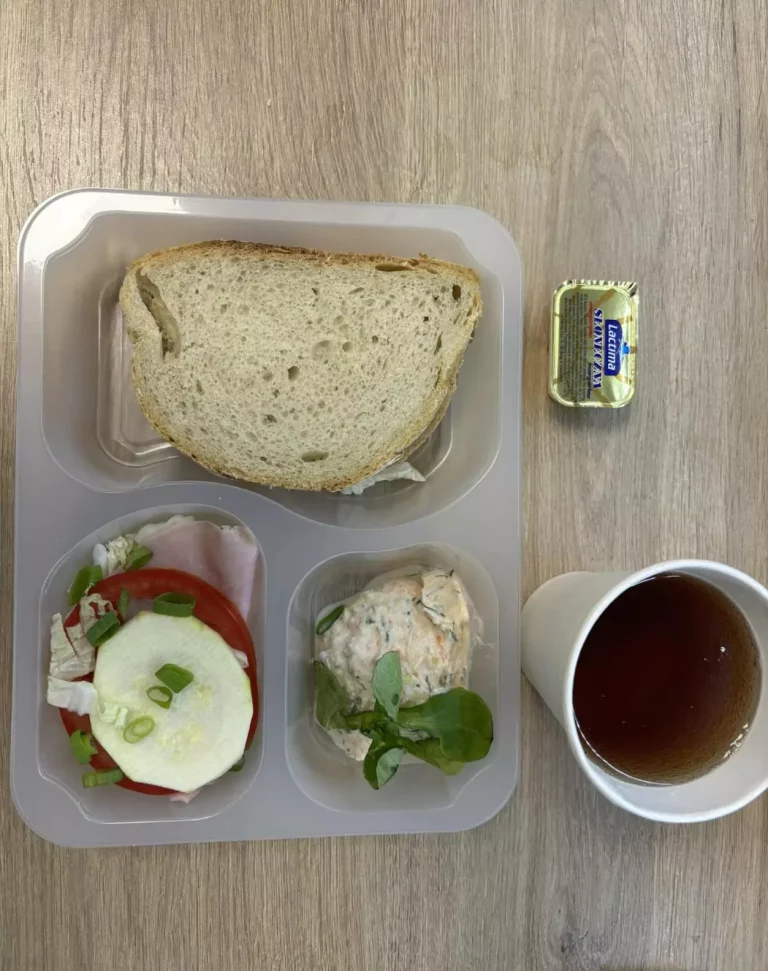 Kolacja: Dieta podstawowa (Chorzów, Sosnowiec) 
Herbata – chleb śląski – margaryna – pasta z pieczonej marchewki – szynka rzeźnika – pomidor – ogórek – sałata 
A: GLU, SOJ, MLE, SEL  
