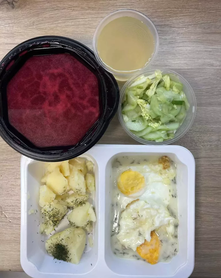 Obiad: dieta z ograniczeniem węglowodanów łatwoprzyswajalnych (Chorzów, Sosnowiec) 
Barszcz czerwony z ziemniakami – jajka sadzone – mizeria – ziemniaki – kompot
A: GLU, JAJ, MLE, SEL 
